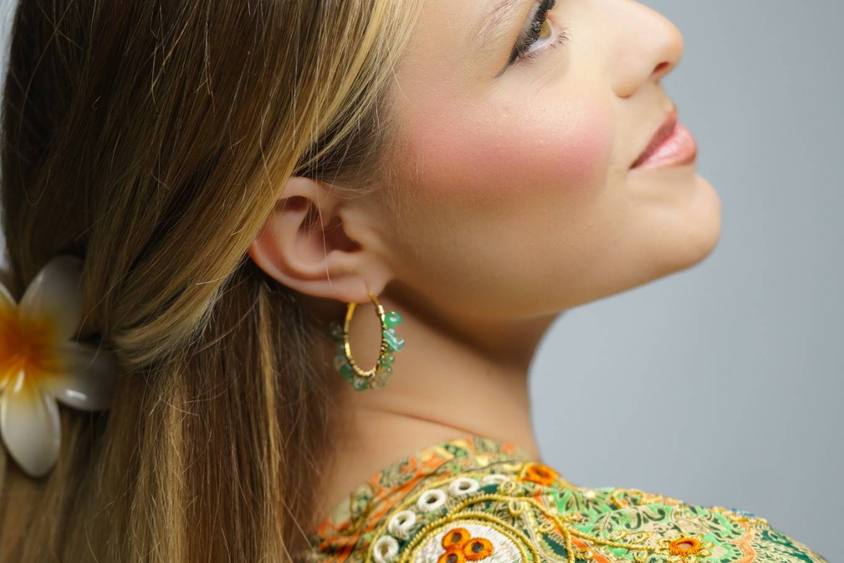 Les Boucles d’Oreilles Aloha – L’accessoire qui sublime chaque look Image